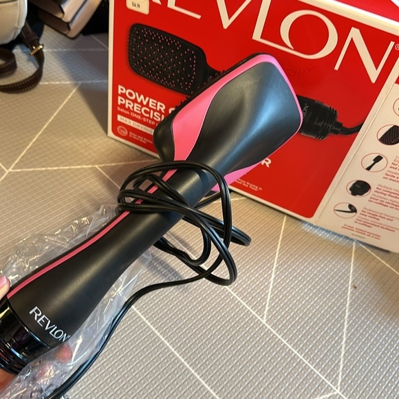 Revlon
Power of a Dryer
One-Step Styler - Picture 4 of 4